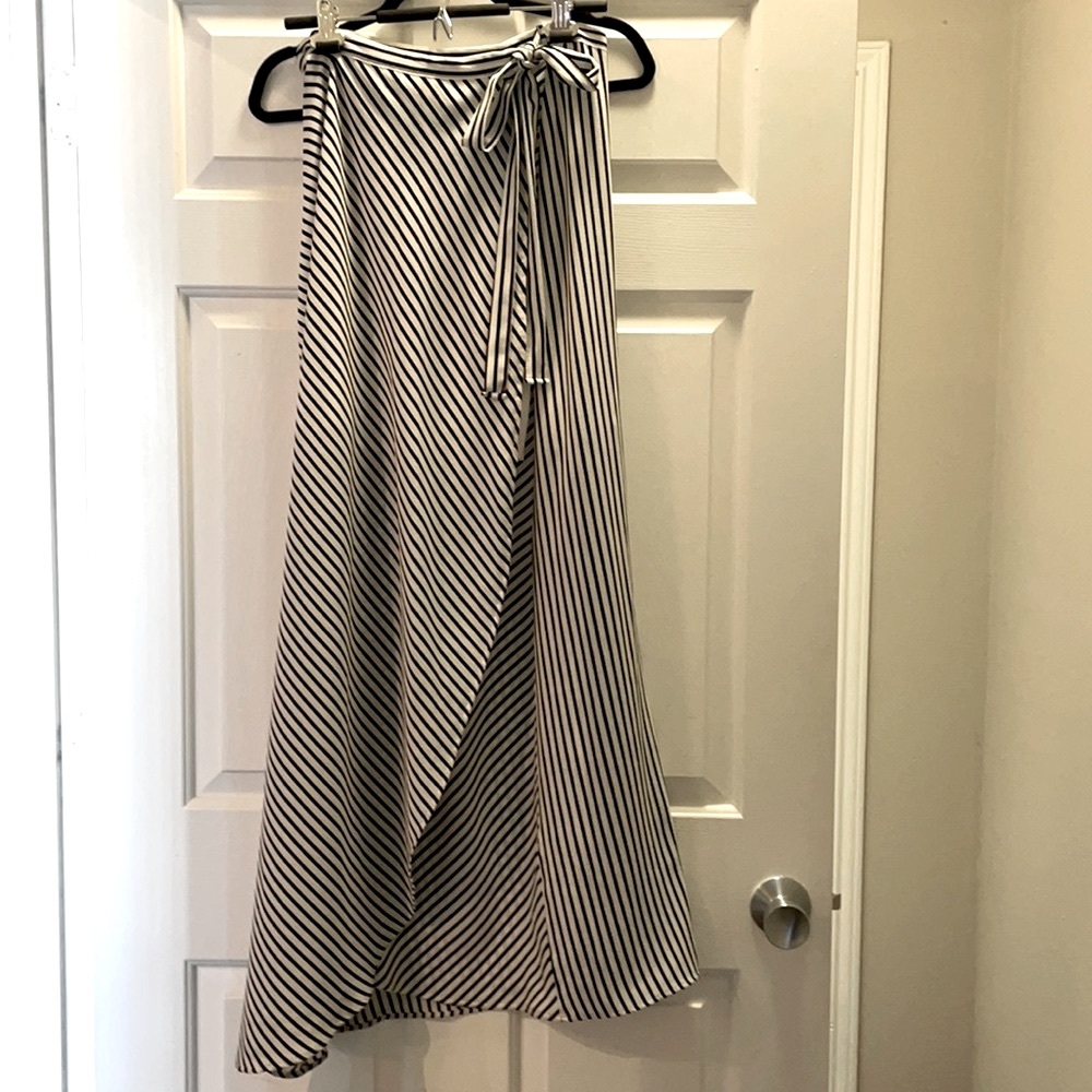 Design Lab wrap skirt, size: large, color: black and white